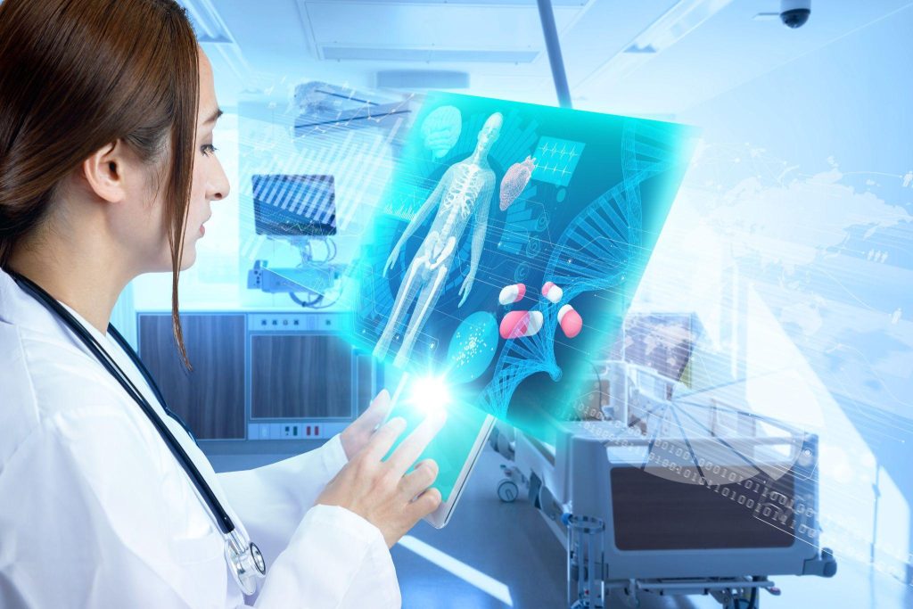Seorang dokter memeriksa hasil mesin pencitraan futuristik